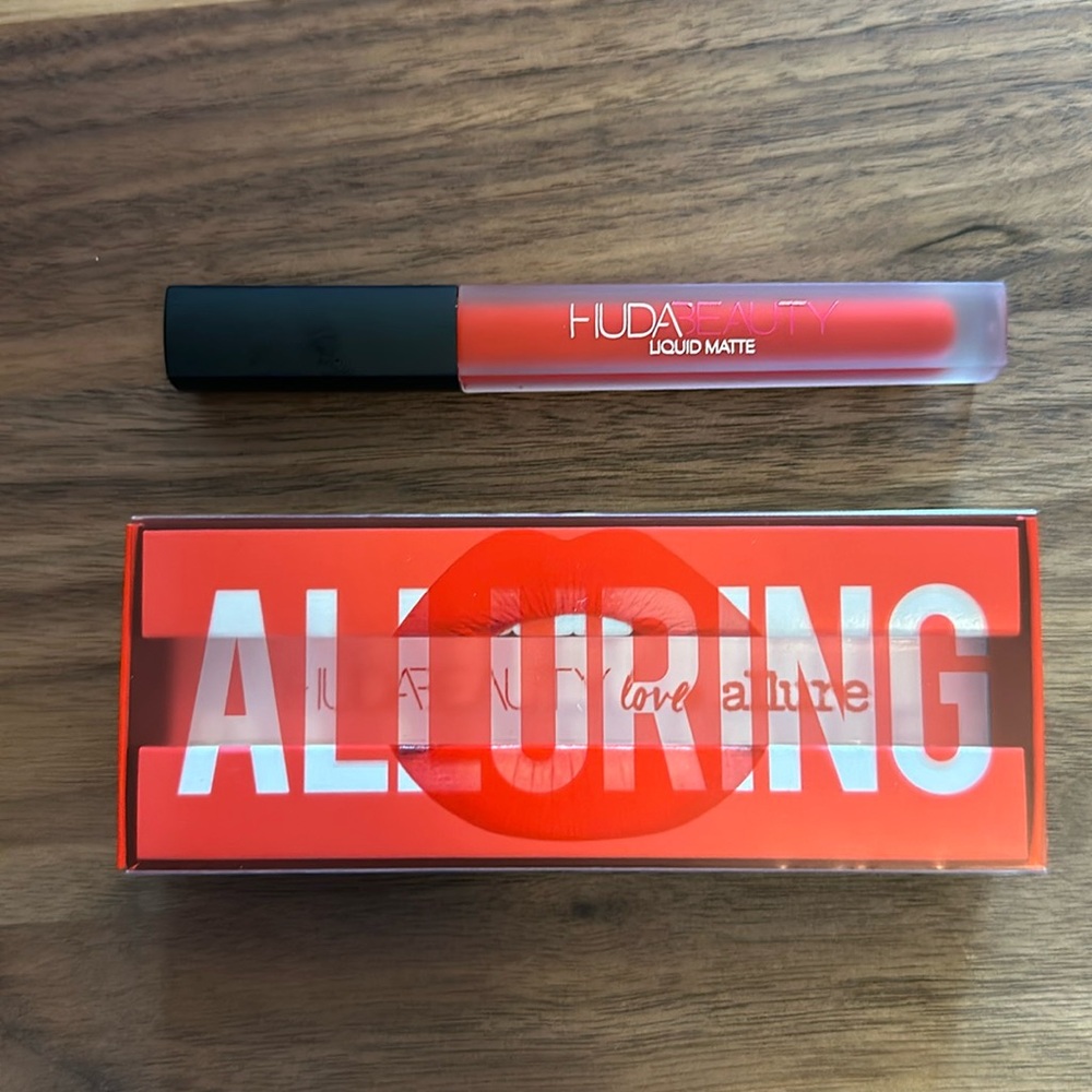 NWT Huda Beauty Liquid Matte Ultra-Comfort Transfer-Proof Lipstick in Alluring